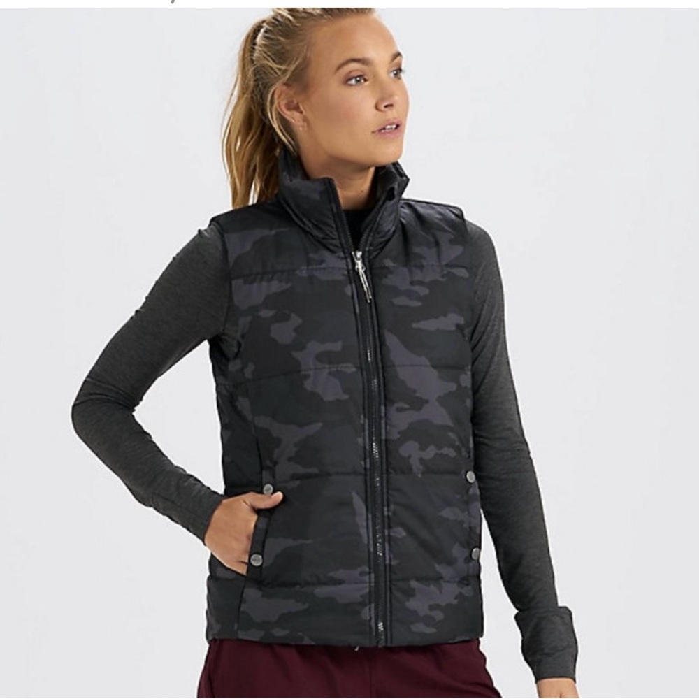 Women’s Vuori Truckee primaloft Insulated Camo Vest Size XS like new, no wear